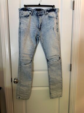 Men's Light Blue Skinny Jeans with Knee Panel Detail are missing the bottom